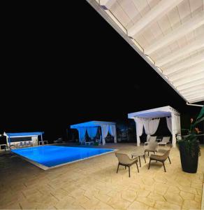 Bazén v ubytování Luxury Home & Pool nebo v jeho okolí