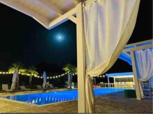 Bazén v ubytování Luxury Home & Pool nebo v jeho okolí