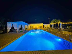 Bazén v ubytování Luxury Home & Pool nebo v jeho okolí