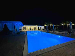 Bazén v ubytování Luxury Home & Pool nebo v jeho okolí