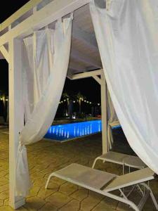 Bazén v ubytování Luxury Home & Pool nebo v jeho okolí