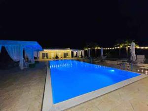 Bazén v ubytování Luxury Home & Pool nebo v jeho okolí