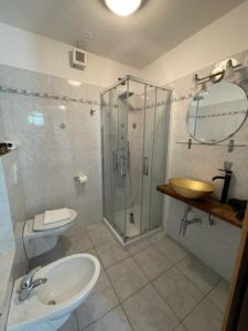 un bagno con doccia, lavandino e WC di Rifugio Baita Belvedere a Champoluc