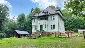 波兰尼卡-兹德鲁伊Baltic Home的山顶上的一座白色大房子