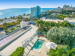 Bazén v ubytování Rooftop Pool Balcony Hollywood Beach Broad walk nebo v jeho okolí