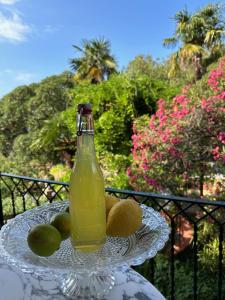 a bottle of juice on a glass plate with fruit at Villa del Parco in Poggi