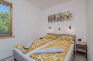 Katil atau katil-katil dalam bilik di Apartment in Soline - Insel Krk 38221