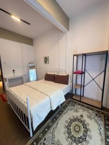 Giường trong phòng chung tại Pillow Home Town City