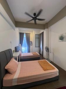 Giường trong phòng chung tại Pillow Home Town City