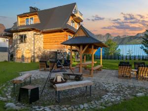 een huis met een prieel en een vuurplaats bij Nowy Szlak Luksusowe Apartamenty in Kościelisko