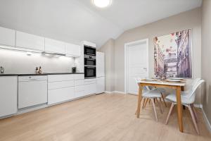 Η κουζίνα ή μικρή κουζίνα στο Sentral og moderne 4BR i Porsgrunn - P Apartments