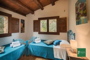 チェファルにあるThalia apartaments Cefalùの窓が2つある部屋にベッドが2つある +33枚の写真