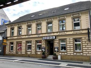 ein Gebäude mit einem Schild an der Vorderseite in der Unterkunft Hotel Schwaferts in Wuppertal