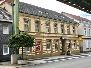 ein Gebäude am Straßenrand in der Unterkunft Hotel Schwaferts in Wuppertal
