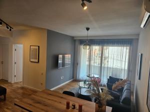 un salon avec un canapé et une table dans l'établissement Brooklyn88 Apartment, à Niš