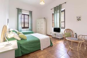 - une chambre avec un lit vert et une table dans l'établissement Il Castello degli Ulivi - Agriturismo in Natura, à Roccella Ionica