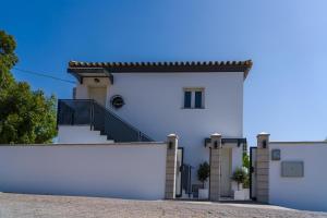 ベヘール・デ・ラ・フロンテーラにあるApartamento Dialmaの門と階段のある白い家