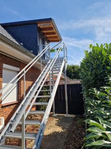a ladder leading up to a house at Ferienwohnung bei Nebel in Mandelsloh in Neustadt am Rübenberge