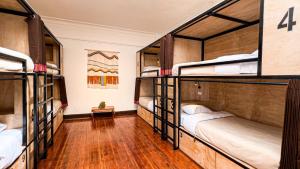 Una cama o camas en una habitación de Black Llama Hostel Cusco 37 fotos más
