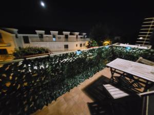 a view of a swimming pool at night at Antony's Hause in Santa Tecla