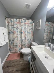 un bagno con un water e una tenda da doccia di 5313 Viking a Pensacola Altre 19 foto