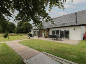 an external view of a house with a patio and grass at Primrose Cottage in Watchet