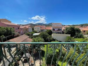 una vista di una città da un balcone di Bel appartement T2 climatisé, centre de Banyuls, à 200m de la plage - FR-1-309-29 a Banyuls-sur-Mer