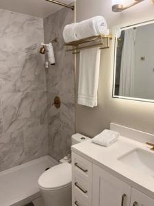 Un baño con inodoro, lavabo y espejo. en Grand Caribbean 104E, en Pensacola