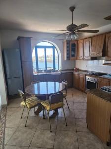 Kuchyň nebo kuchyňský kout v ubytování Seafront 2 bedroom apartment