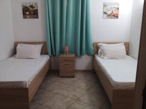 Postel nebo postele na pokoji v ubytování Seafront 2 bedroom apartment