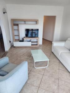 TV a/nebo společenská místnost v ubytování Seafront 2 bedroom apartment