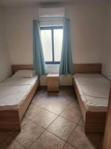 Postel nebo postele na pokoji v ubytování Seafront 2 bedroom apartment + 7 fotografií