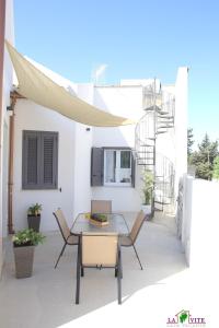 a patio with a table and chairs at La Vite in Locogrande