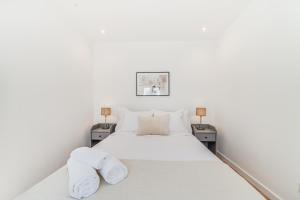 Ένα ή περισσότερα κρεβάτια σε δωμάτιο στο Campolide Duplex Apartments
