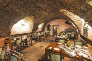 Reštaurácia alebo iné gastronomické zariadenie v ubytovaní Hotel Arkada