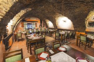 Reštaurácia alebo iné gastronomické zariadenie v ubytovaní Hotel Arkada