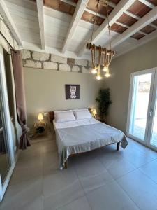 A bed or beds in a room at House Orlando