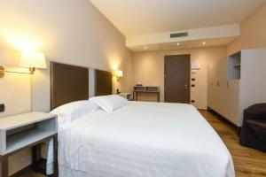 Postel nebo postele na pokoji v ubytování Hotel Tripoli