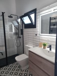 A bathroom at Apartamentos El Llanin