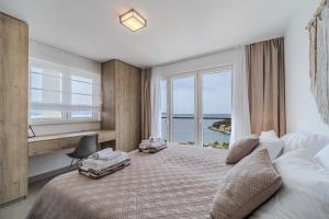 ein Schlafzimmer mit großem Bett und Blick auf das Meer in der Unterkunft Villa Blue Horizon in Nerežišće + 124 Fotos