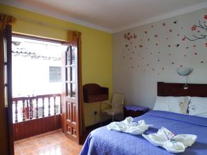 a bedroom with a blue bed with towels on it at Casa Hospedaje Teresita in Chachapoyas