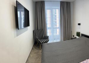 Televiisor ja/või meelelahutuskeskus majutusasutuses Квартира в новому жк Дрім Таун