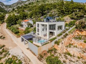 eine Luftaufnahme eines Hauses mit Solarmodulen darauf in der Unterkunft Villa Blue Horizon in Nerežišće