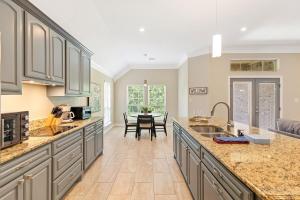 cocina grande con comedor y mesa en Lulu Living, en Fort Worth