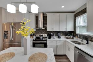 Kuchyň nebo kuchyňský kout v ubytování Cozy Bungalow Central Location Near Downtown