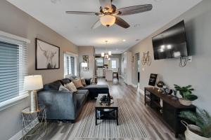 TV a/nebo společenská místnost v ubytování Cozy Bungalow Central Location Near Downtown