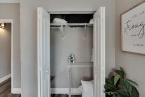 Koupelna v ubytování Cozy Bungalow Central Location Near Downtown + 17 fotografií