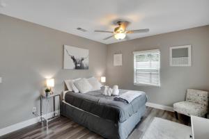 Postel nebo postele na pokoji v ubytování Cozy Bungalow Central Location Near Downtown