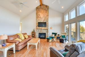 Χώρος καθιστικού στο Pet-Friendly Hiawassee Property 1 Mi to Lake!