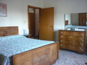 1 dormitorio con cama, tocador y espejo en Guest house Il Fungo, en Montefalco